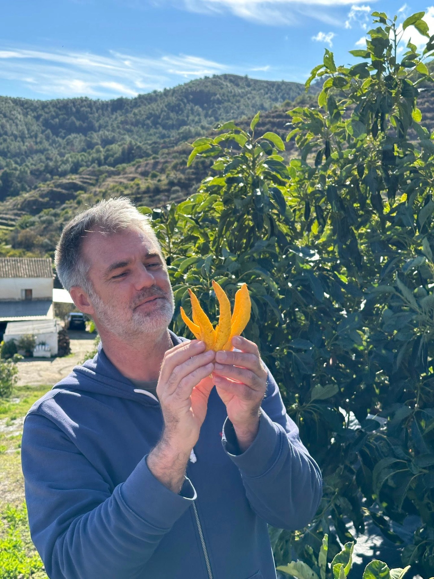 Grundare Pelle Lundborg håller upp en citrusfrukt som kallas "Buddhas hand". FOTO: Spencer Strandh